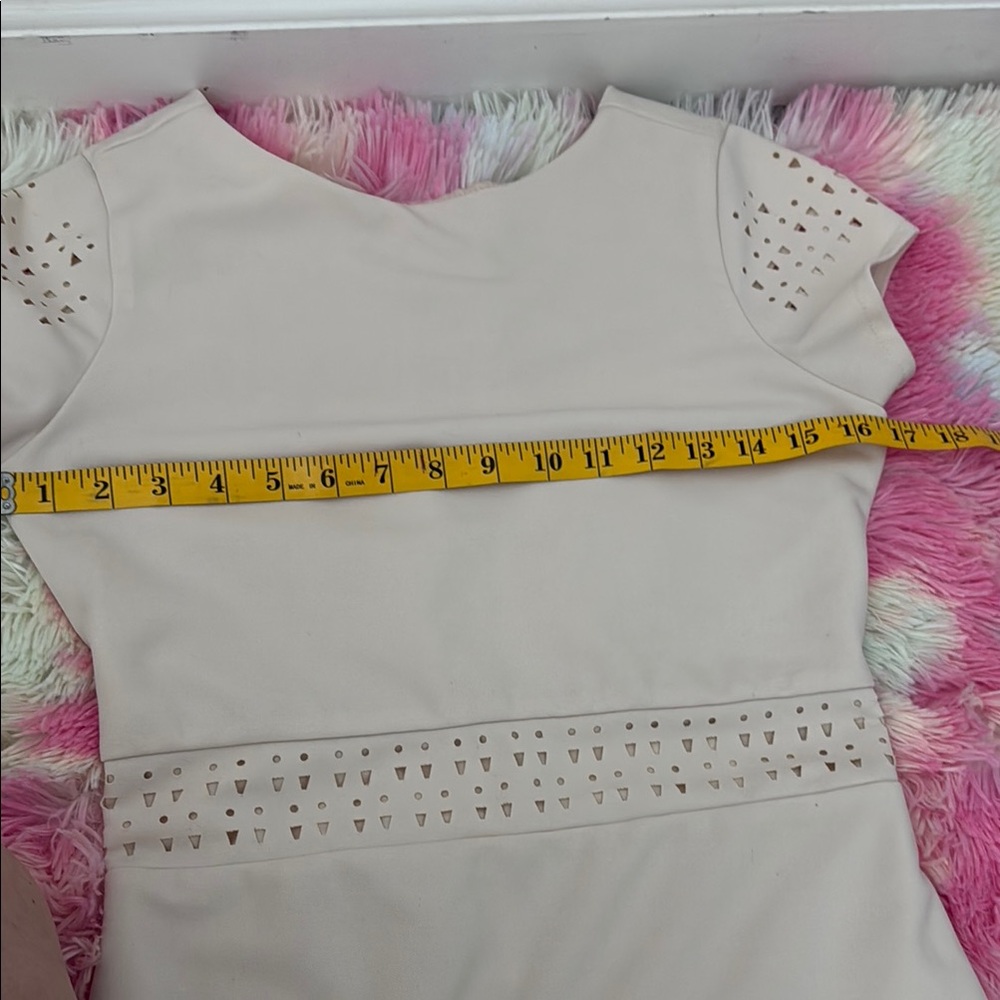 Elegant White Sheath Mini Dress with Cap Sleeves - Picture 6 of 8